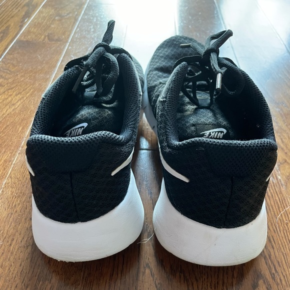 Nike Tanjun Black/White 818381-011 Youth 6 Women’s 7.5 - Picture 4 of 5